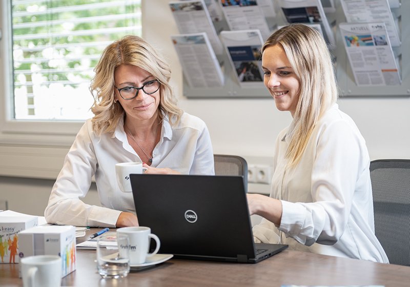 Ulla Dörfler und Sigrid Wagner am Laptop in Besprechung vfm