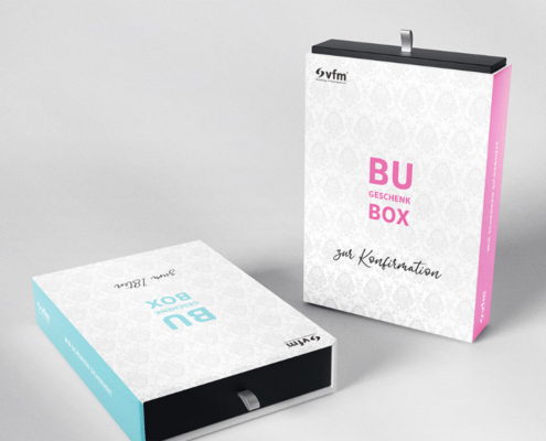 BU Box geschenkt zwei Boxen vor Grau